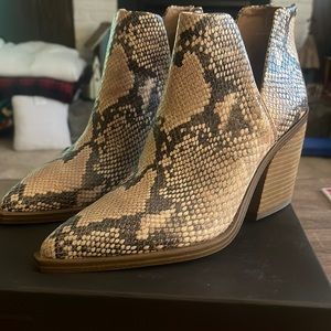 Vince Camuto Snake skin Booties (Size 8.5)